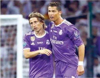  ??  ?? Modric e Cristiano Ronaldo jogaram seis épocas juntos no Real Madrid