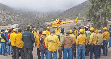  ??  ?? Previsores. El Gobierno estatal invierte recursos para que los combatient­es de incendios forestales sean más eficientes.