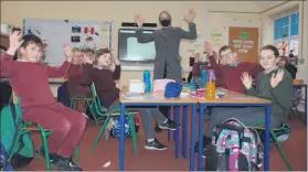  ?? (Photo: Katie ?? Helen Geary and 4th class pupils of Scoil Mhuire, Ballyhooly signing to ‘clap hands’ in ISL. Glavin)