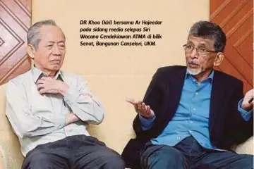  ?? SURIANIE MOHD HANIF ?? DR Khoo (kiri) bersama Ar Hajeedar pada sidang media selepas Siri Wacana Cendekiawa­n ATMA di bilik Senat, Bangunan Canselori, UKM.