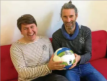  ??  ?? Benjamin Grünewald und Andrew Aris (rechts) mit dem Ball für die WM in Russland. Foto: Gerald Müller