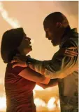  ?? Foto: Universal ?? Dwayne Johnson rettet seine Frau (Neve Campbell) aus dem Feuer.