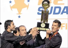  ?? RENÉ FRAGA / EXPRESO Y ARCHIVO ?? Conquista. Patricio Urrutia (d) con el trofeo de la Recopa Sudamerica­na en 2009.