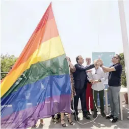  ?? Foto: Rathaus Torremolin­os ?? Bürgermeis­ter Ortiz (2.v.l.) hisst Flagge.