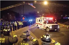  ??  ?? BOMBeROS y policías despiden el cuerpo de un agente fallecido en el incidente