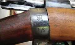  ??  ?? Soos julle hier kan sien, is my ou Lee Enfield Merk I in 1901 vervaardig. Ek kan maar net wonder hoeveel bokke hy laat val het.