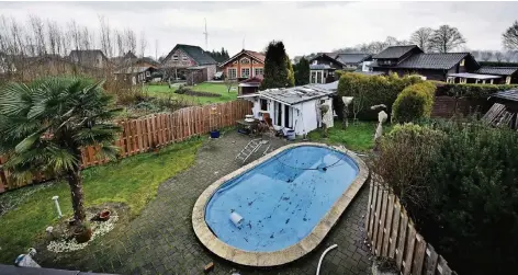  ?? RP-FOTO: MARKUS VAN OFFERN ?? Pool, Palme und Laube – eine typische Freizeitid­ylle. Doch auch feste Häuser, in denen dauerhaft gewohnt wird, gibt’s am Kalkarer Oybaum.