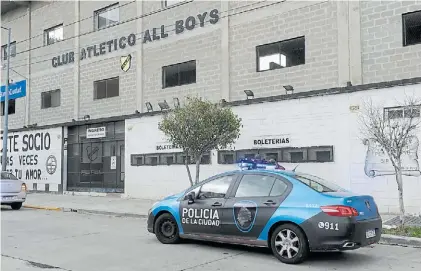  ?? A. MARTINEZ ?? EL CLUB DE FLORESTA PRETENDE ATENUAR LAS SANCIONES Clausurado. Un patrullero en la puerta del estadio. No se pueden retirar elementos de la utilería.