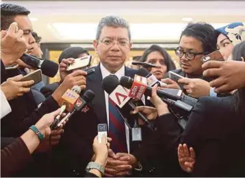  ??  ?? SAIFUDDIN menjawab soalan media di luar Dewan Rakyat pada Persidanga­n Dewan Rakyat Parlimen ke-14 di Bangunan Parlimen, semalam.