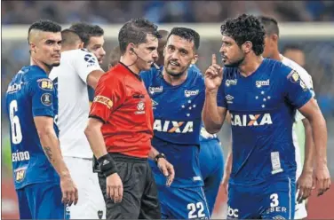  ??  ?? BRONCA. Los jugadores del Cruzeiro se quejan al árbitro durante el partido ante Boca.