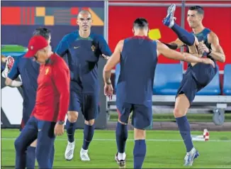  ?? ?? Pepe, 39 años, y Cristiano Ronaldo, 37, están listos para ser titulares contra Uruguay.