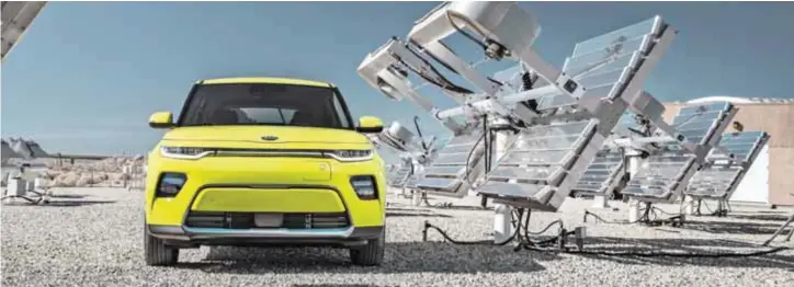  ?? |KIA ?? Cuenta con faros led, diurnas led, rines especiales de 17 pulgadas diseñados en el túnel de viento para ayudar a la refrigerac­ión del sistema de frenos y al frenado regenerati­vo.