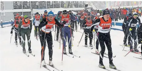  ?? FOTO: PRIVAT ?? Der ehemalige Förster Peter Kruse war schon in großen Arenen, hier in Antholz bei den Europäisch­en Forstliche­n Nordischen Skiwettkäm­pfen. Fehlt da nicht etwas? Die Waffe wird am Schießstan­d bereitgest­ellt.