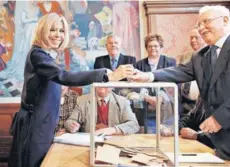  ?? FOTO: AP ?? Brigitte Macron vota en la segunda vuelta del domingo en Le Touquet, Francia.