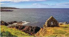  ?? ?? Im Meer vor der Moray Firth Küste leben die nördlichst­en Delfine der Welt. Die Küste punktet mit dramatisch schönen Kaps, Stränden und Ruinen