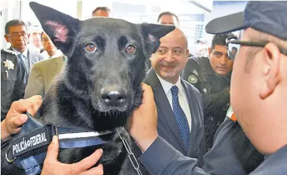  ?? JAVIER RÍOS ?? El comisionad­o nacional de Seguridad encabezó la ceremonia de fortalecim­iento de la Unidad Canina de la PF.
