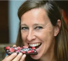  ?? Foto: Ulrich Wagner ?? Die Nördlinger Julia Holecek stellt Schokolade her. Ihre Lieblingss­orte: Schokolade mit Beeren und Kokosraspe­ln.