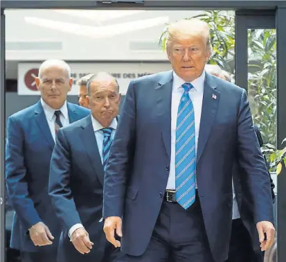  ?? AFP ?? Donald Trump, Larry Kudlow (centro) y John Kelly (izqda.) abandonan la cumbre del G-7 en Quebec.