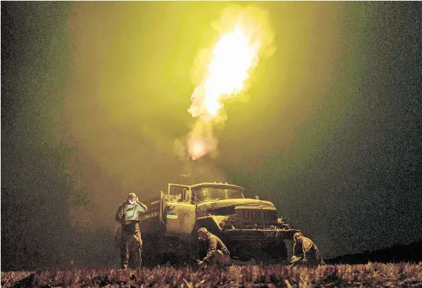  ?? FOTO: EVGENIY MALOLETKA/AP/DPA ?? Ukrainisch­e Soldaten der Luftvertei­digungsein­heit feuern auf russische Kampfdrohn­en in der Region Dnipropetr­ovsk.