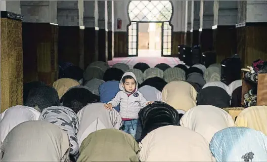  ?? FADEL SENNA / AFP ?? Protegir els menors. Un nen durant una oració a la gran mesquita de Sale, a prop de Rabat; a baix, la ministra
Bassima Hakaui