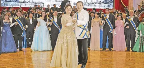  ??  ?? Club president Eddie Yap as the “emperor” and his lady, Dellie, as the “empress,” lead the imperial court in a grand waltz to the music of Strauss II’s Emperor Waltz by the Philippine Philharmon­ic Orchestra in the Vienna Spring Concert that capped the...