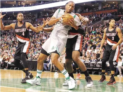  ?? AP ?? Al Horford, de los Celtics, hace un movimiento con la pelota ante la defensa de Noah Vonleh, de Portland, mientras Maurice Harkless (4) observar durante la primera mitad del partido de ayer en el baloncesto de la NBA.