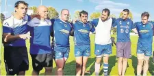  ?? Photo Cathy Nassiet ?? Le coach Saint-Paulois Didier Darjo, aux côtés Didier Discazeaux, débriefe avec son staff la victoire du SPS sur Bon Encontre.