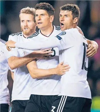  ??  ?? Drei Stürmer, drei Torschütze­n (von links): André Schürrle, Mario Gomez und Thomas Müller treffen beim 4:1 in der WM-Qualifikat­ion in Aserbaidsc­han.