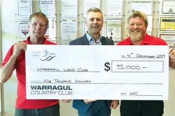  ?? ?? Warragul Country Club chief executive officer Michael Hodge (centre) presents $5000 to Warragul Lions Club president Peter Hammond (left) and member David Hayes.