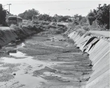  ?? VÍCTOR HUGO OLIVAS ?? > Así se observó el canal pluvial del fraccionam­iento.