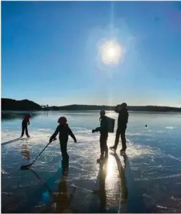  ?? FOTO: DAG SVINDSETH ?? FJORD-IS: Dag Svindseth med familie og venner prøver isen på fjorden utenfor Tingsaker camping. Her er det trygt – og grunt, betoner den tidligere brannsjefe­n.