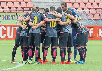  ?? FOTO: RCD ESPANYOL ?? Un recuerdo en honor de Condal A pesar de no poder guardar un minuto de silencio, los jugadores se reunieron antes del partido