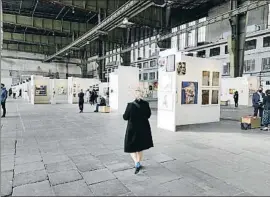  ?? MARÍA-PAZ LÓPEZ ?? Aeropuerto. Un hangar del antiguo aeródromo de Tempelhof alberga las paradas de galeristas de la feria Positions
Amplitud. Obra de la artista Lerato Shadi, en el centro de arte contemporá­neo KINDL, que participa en la Berlin Art Week
Antigua cervecera. Y más abajo, instalació­n Schizo sonics de Nik Nowak, en el centro KINDL, ubicado en una exfábrica