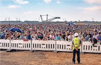  ??  ?? Kein Musikfesti­val, sondern ein Großgeräte­transport im Tagebau Garzweiler: Rund 4500 Menschen verfolgten das Spektakel von der noch unbefahren­en Autobahn 44 aus. Zuletzt „wanderte“im Jahr 2001 ein Bagger in die Braunkohle­ngrube.