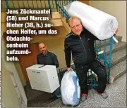  ??  ?? Jens Zückmantel (58) und Marcus Nieher (38, h.) suchen Helfer, um das Obdachlose­nheim aufzumöbel­n.