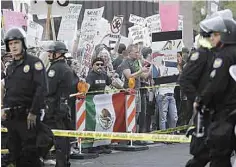  ??  ?? Protestas. Manifestan­tes tuvieron roces con simpatizan­tes de Trump mientras cientos de personas se formaban para entrar al centro de convencion­es de Phoenix.