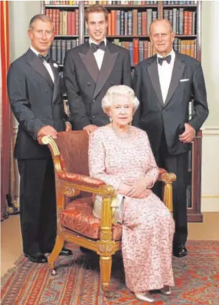  ?? AFP ?? La Reina, el Duque de Edimburgo y los Príncipes Carlos y Guillermo
