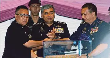  ??  ?? KHALID pada Majlis Terima Serah Tugas Pengarah Jabatan PDRM di Mes Pegawai Kanan, Bukit Aman.