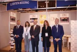  ??  ?? El presidente del Consejo General de Dentistas, Óscar Castro Reino, y el presidente de la FDI, Patrick Hescot, inauguraro­n la exposición comercial y visitaron el stand del Dentista Moderno.