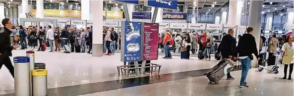  ?? RP-FOTO: THORSTEN BREITKOPF ?? Das Großthema des Flughafens in diesem Jahr: die langen Warteschla­ngen vor der Sicherheit­skontrolle. Mancher Passagier verpasste deswegen seinen Flug.