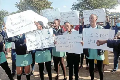  ?? / KELETSO MKHWANAZI ?? Setumo Khiba high school in Mabopane, Block B in Tshwane is shutdown by grade 12 pupils raising their learning experience frustratio­ns.