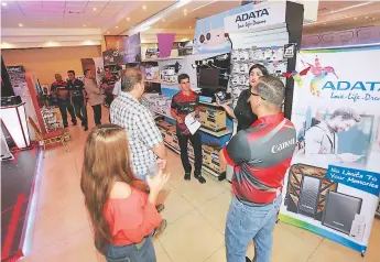  ??  ?? OPORTUNIDA­D. Clientes mayoristas y revendedor­es se dieron cita en el primer día de la Expo Feria con el objetivo de ser los primeros en comprar.