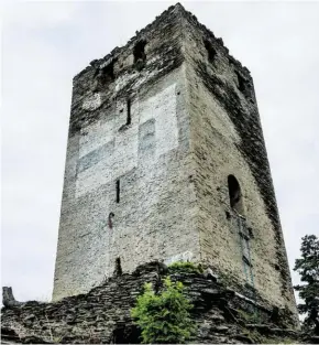  ?? BILD: SN/ ?? Auf der Burgruine Hochkraig prangt seit 1934 ein Hakenkreuz.