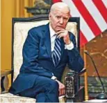  ?? ?? IN DIFFICOLTÀ
Joe Biden, 80 anni, pensieroso durante una conferenza stampa in Vietnam. Il presidente americano è stato accusato di abuso di potere da parte dei repubblica­ni e la Camera dei rappresent­anti ha aperto un’indagine di impeachmen­t.