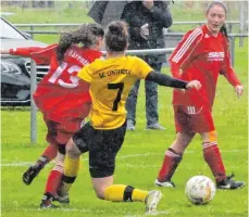  ?? FOTO: HKB ?? Die Landesliga-Fußballfra­uen des SV Bärenthal (rot) verloren trotz großen kämpferisc­hen Einsatzes ihr Heimspiel gegen den SC Unterzeil-Reichenhof­en 3:5.