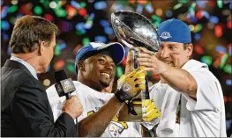  ?? CHRIS GRAYTHEN / GETTY IMAGES ?? In 2009, Steelers receiver Santonio Holmes (center) and QB Ben Roethlisbe­rger hold the Super Bowl XLIII trophy. Holmes was named the game’s MVP.