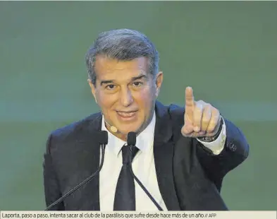  ?? // AFP ?? Laporta, paso a paso, intenta sacar al club de la parálisis que sufre desde hace más de un año