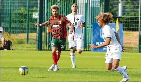  ?? Foto: FC Augsburg ?? Niklas Dorsch (Mitte) bekam von Trainer Markus Weinzierl nach der Partie gegen Paris Saint Germain ein Sonderlob.