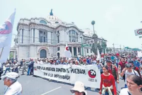  ??  ?? La marcha del Comité 68 salió del Metro Normal a las 12:00 horas del día y llegó al Zócalo. Se realizó un acto para recordar a Leopoldo Ayala Blanco, líder estudianti­l que falleció el 7 de junio.