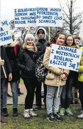  ??  ?? Happening uczniów z Targówka domagający­ch się mostu Krasińskie­go (2016 r.)